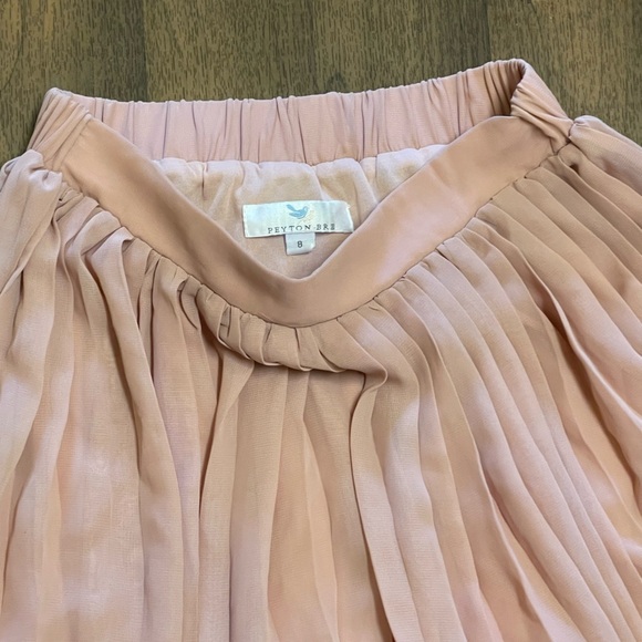 Elegant Pink Pleated Skirt - Picture 4 of 8